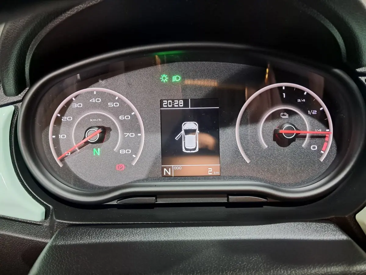 Tableau de bord de l'AIXAM MINAUTO E chic 2025 montrant la vitesse, batterie et porte conducteur ouverte.