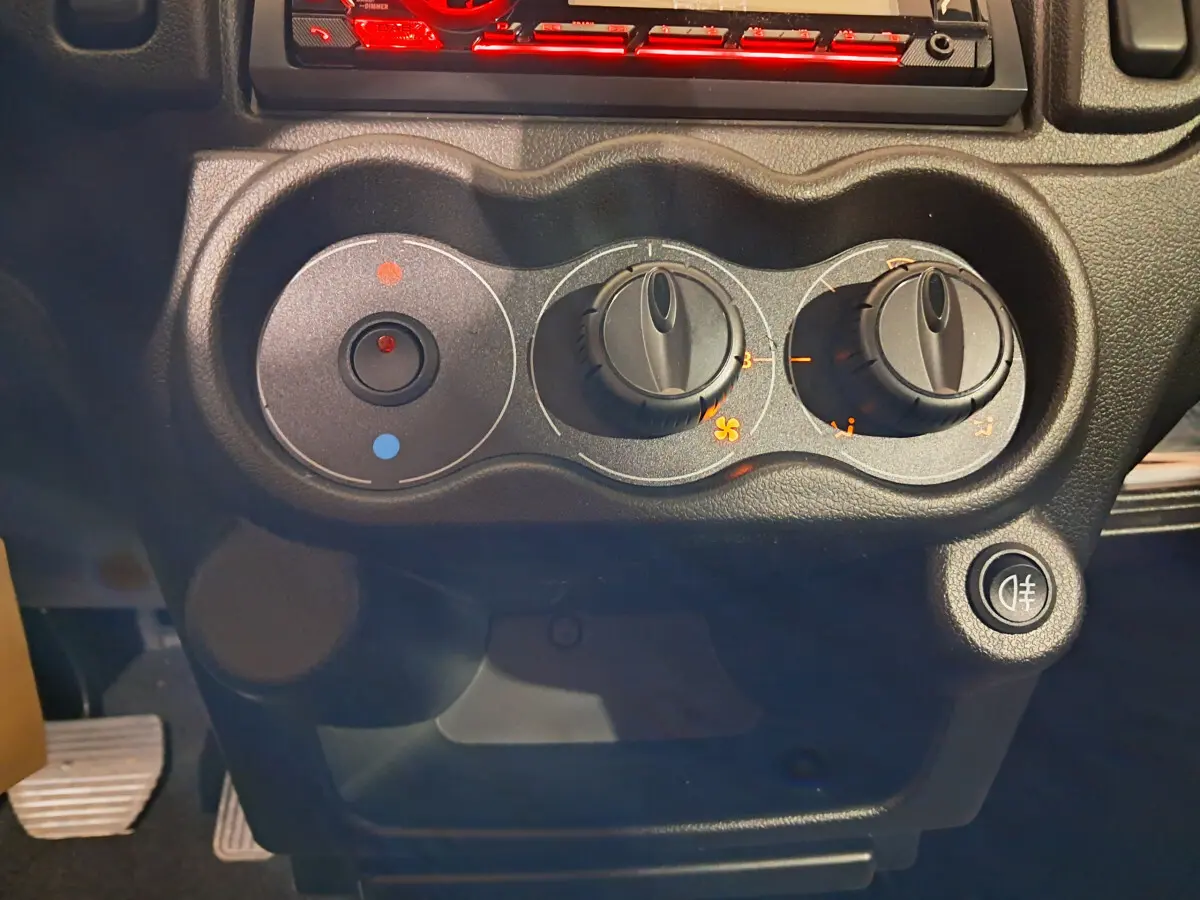 Gros plan sur les commandes de climatisation du tableau de bord de l'AIXAM MINAUTO E chic 2025.