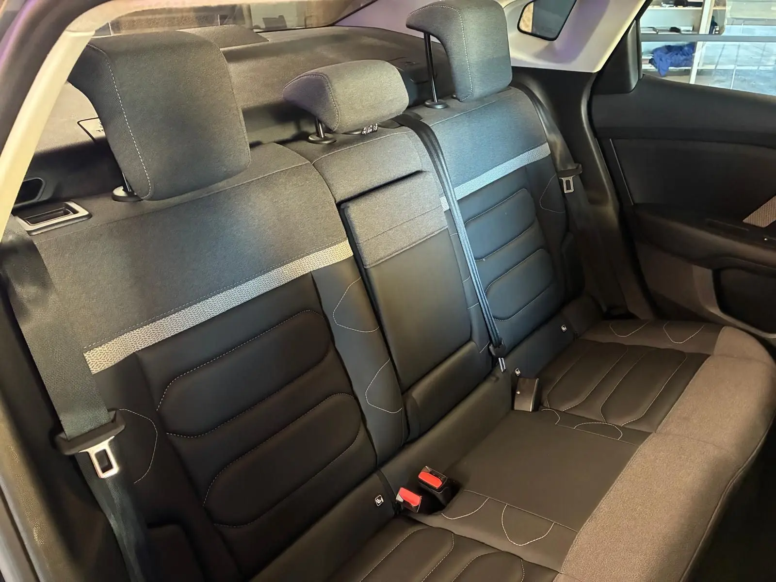 Vue intérieure des sièges arrière en tissu gris et noir du Citroën C4 X 1.5 BlueHDi 130 Phase 1 Max 2024.