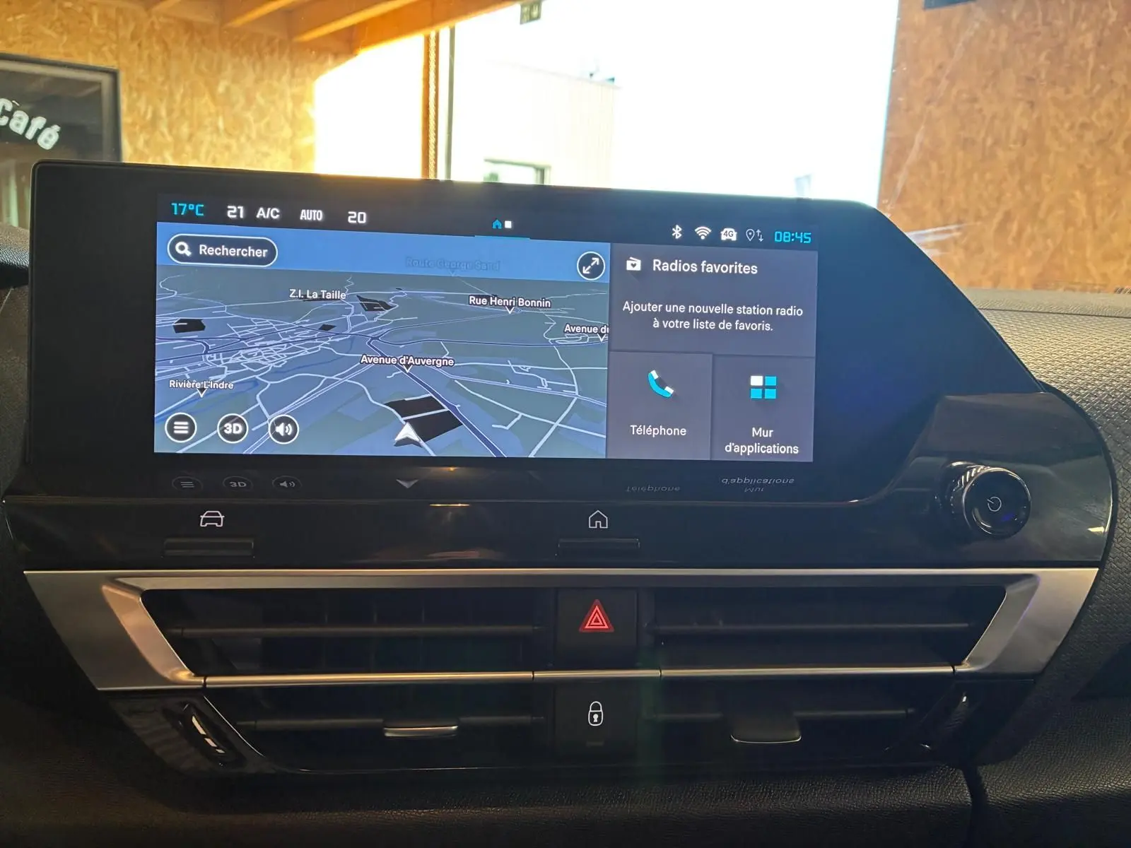 Écran tactile central du tableau de bord de la Citroën C4 X gris, affichant la navigation et les options multimédia.