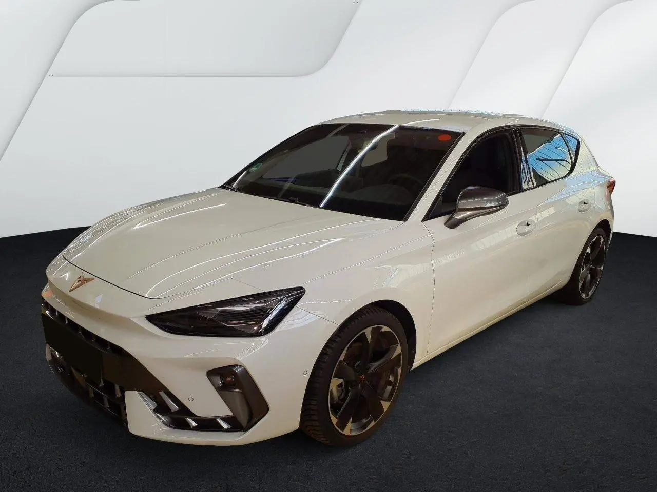 Vue 3/4 avant d'une CUPRA Leon blanche Nevada avec jantes alliage noires et phares Full LED Tri-LED allumés.