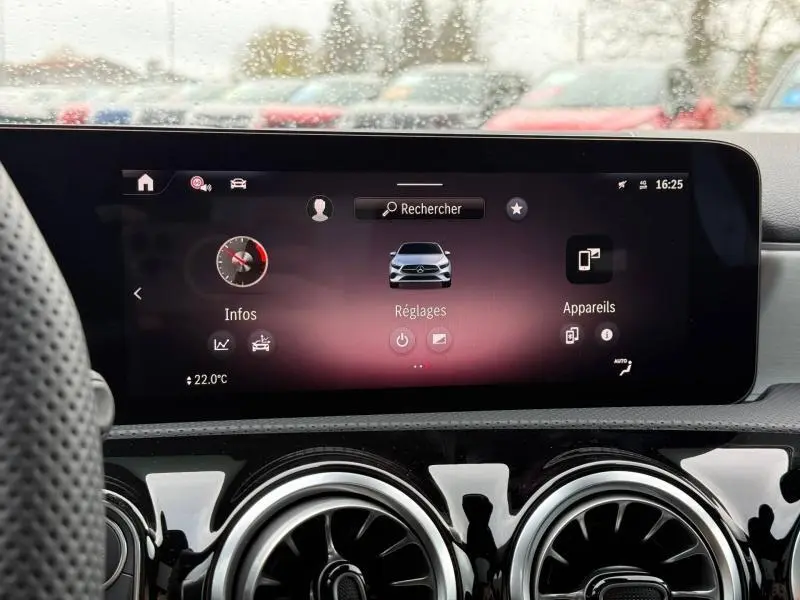 Écran tactile central de la Mercedes Classe A 200 d AMG Line 2026 avec commandes et tableau de bord noir brillant.