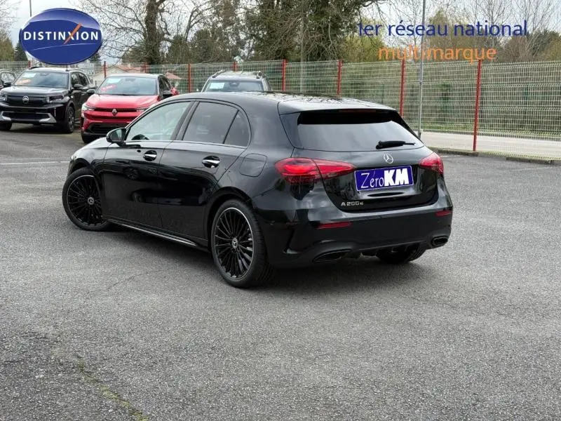 Vue 3/4 arrière droite d'une Mercedes Classe A 200 d AMG Line noire avec jantes alliage noires et vitres teintées.