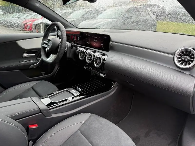 Intérieur avant droit de la Mercedes Classe A 200 d AMG Line 2026, avec tableau de bord numérique et aérateurs ronds chromés.