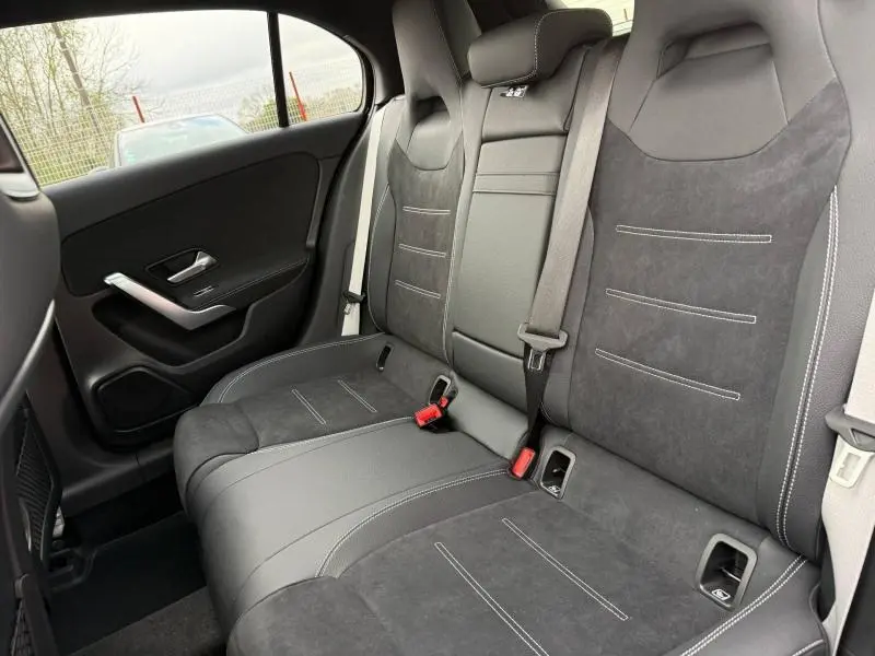 Vue latérale intérieure des sièges arrière en similicuir noir et microfibre de la Mercedes Classe A AMG Line 2026.