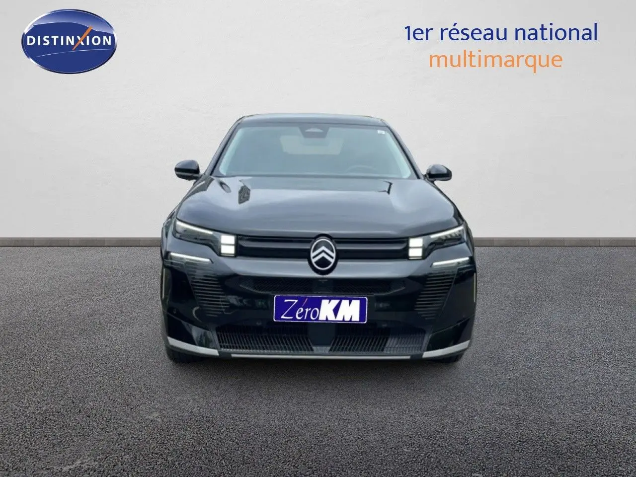 Vue frontale d'un Citroën C5 Aircross noir Perla Nera métallisé avec éclairage LED distinctif.