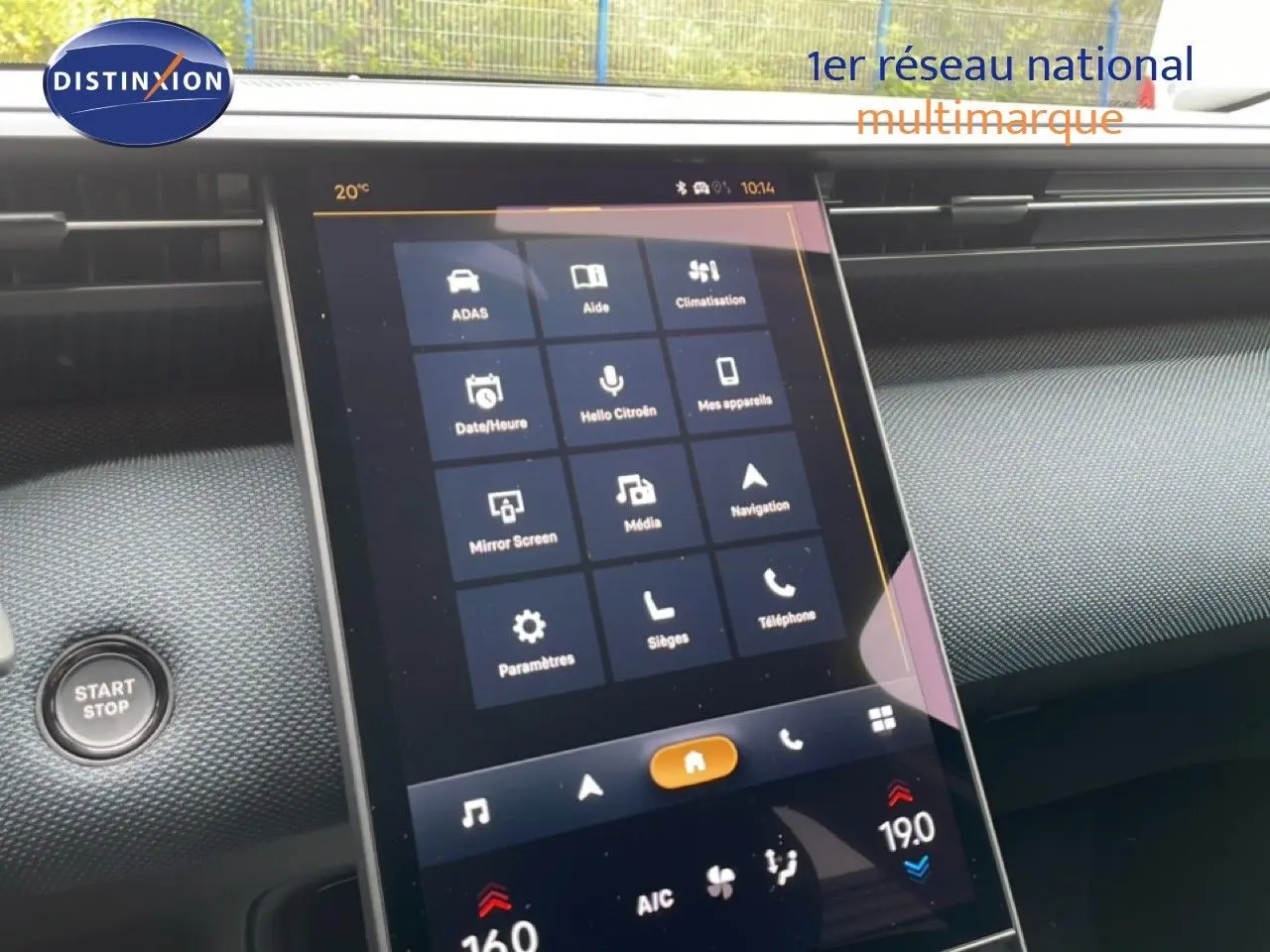 Écran tactile central en vue rapprochée dans l’habitacle du Citroën C5 Aircross noir Perla Nera, affichant les menus de contrôle.