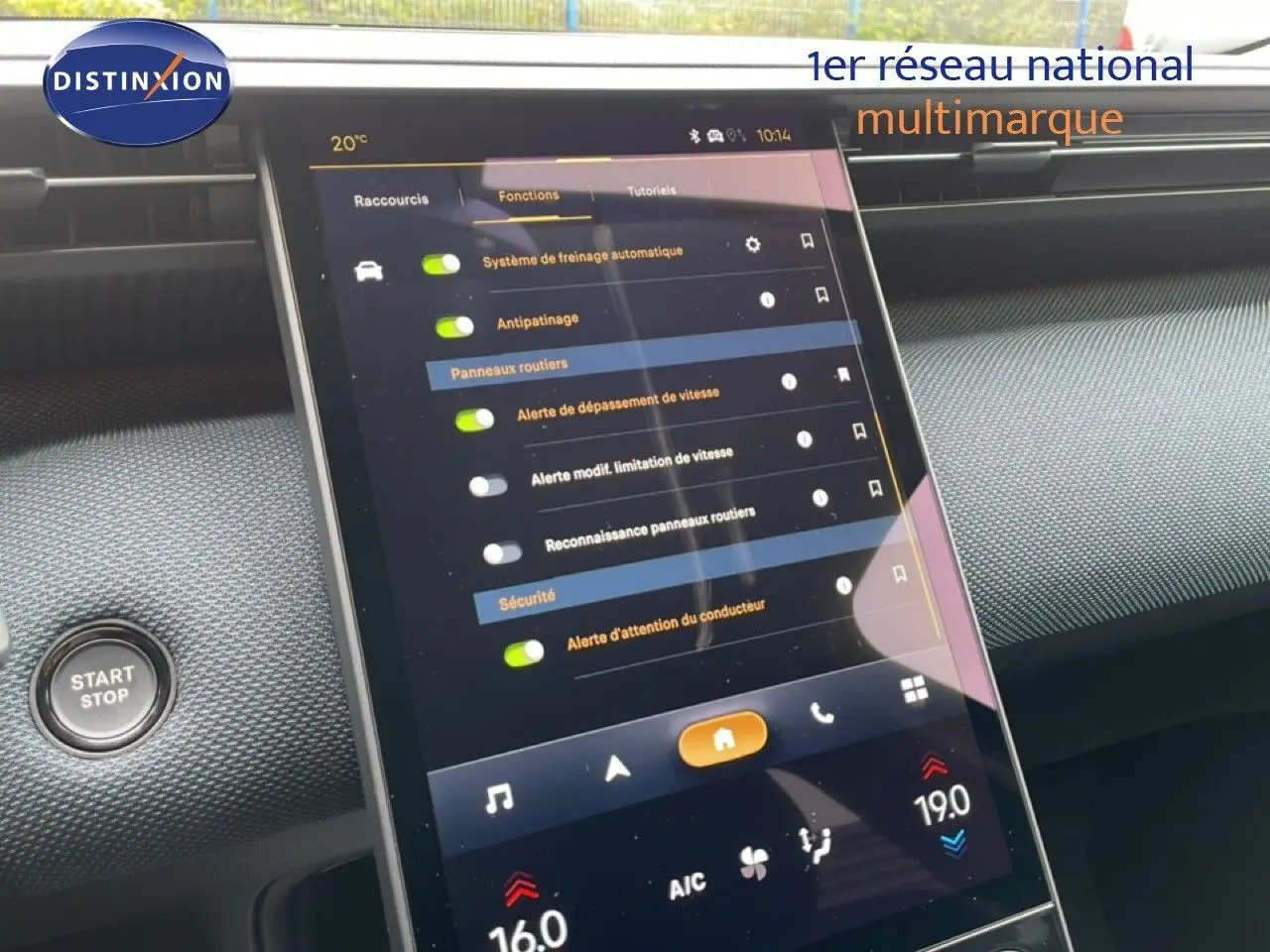 Vue rapprochée de l'écran tactile central du Citroën C5 Aircross noir, affichant les réglages d'assistance à la conduite.