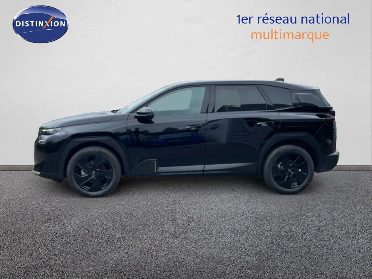 Vue de profil côté gauche d'un Citroën C5 Aircross noir Perla Nera métallisé avec jantes noires et lignes modernes.