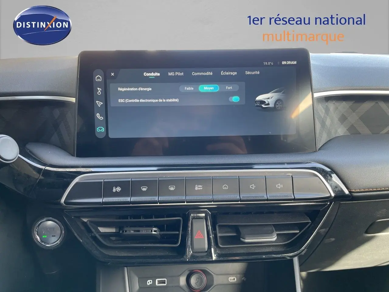 Vue rapprochée du tableau de bord de la MG3 1.5L Hybrid+ 2024 avec écran tactile et commandes climatisation.