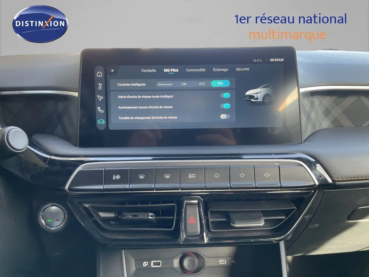 Vue rapprochée du tableau de bord du MG3 2024 bleu como, avec écran tactile affichant les réglages MG Pilot.