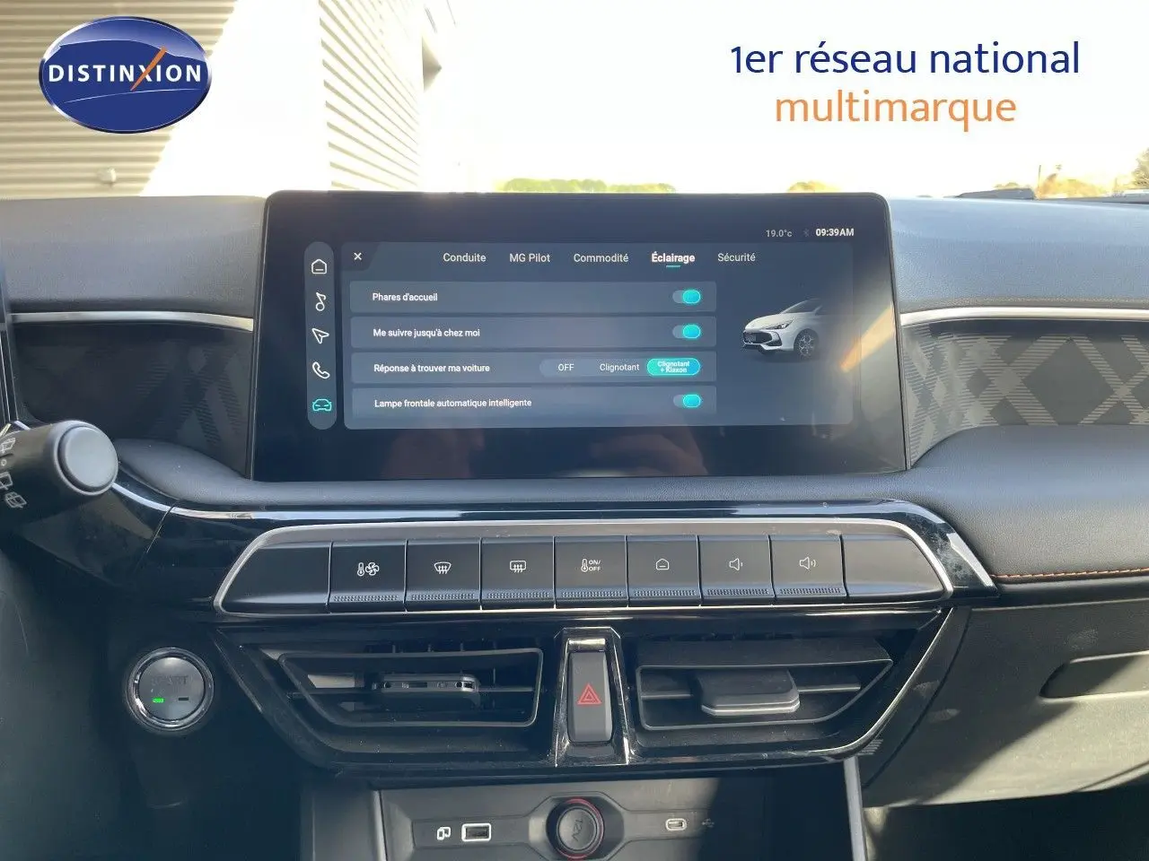 Vue rapprochée de la console centrale et écran tactile du MG3 1.5L Hybrid+ 195ch Comfort 2024, intérieur noir.