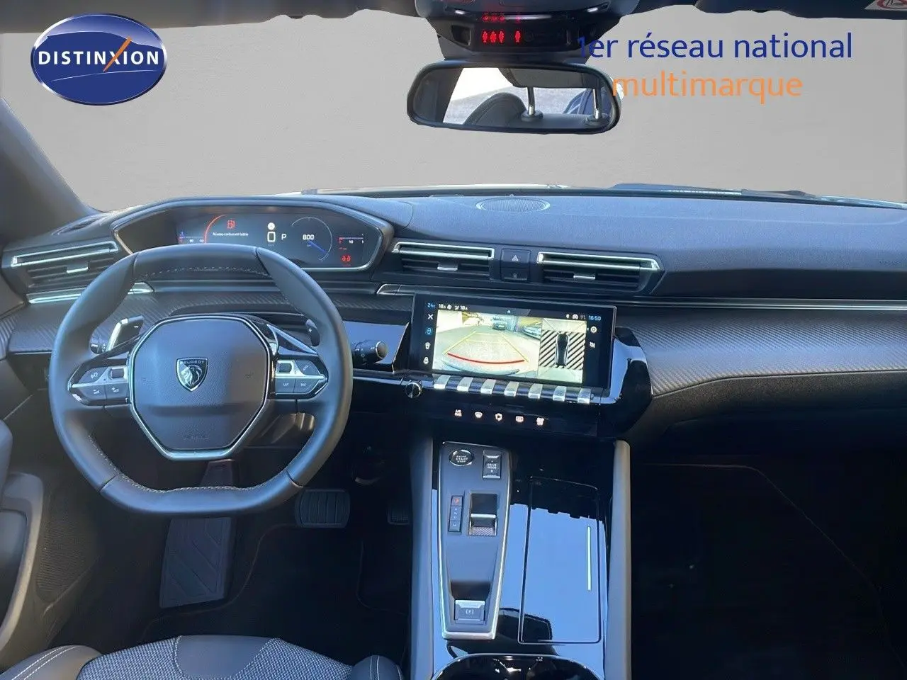 Vue intérieure avant du Peugeot 508 SW 2024 avec tableau de bord numérique et écran tactile affichant la caméra de recul.