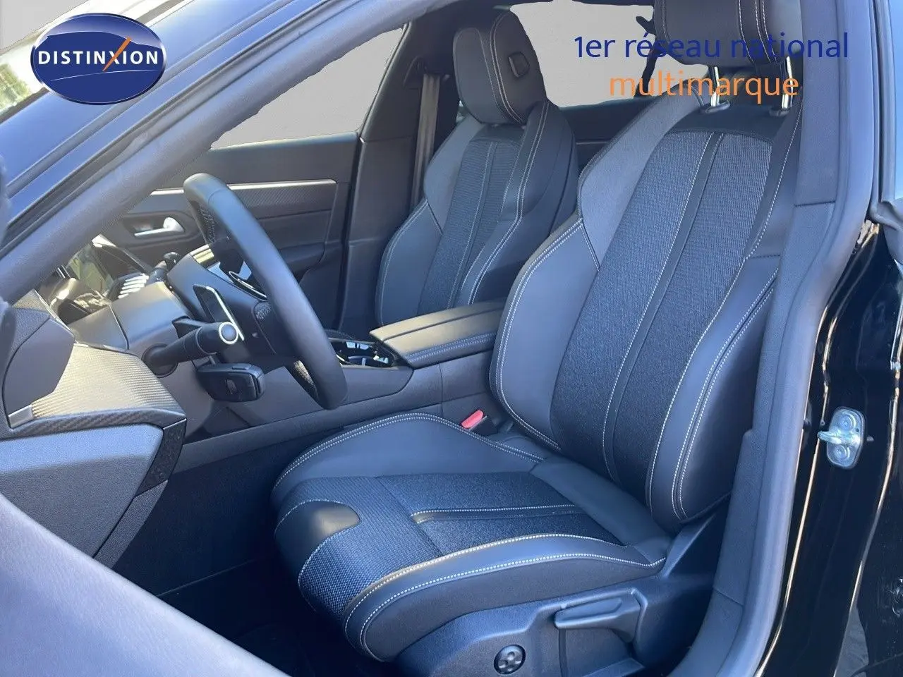 Intérieur de la Peugeot 508 SW 2024 noir perla metal, vue côté conducteur sur sièges en cuir et tissu gris foncé.