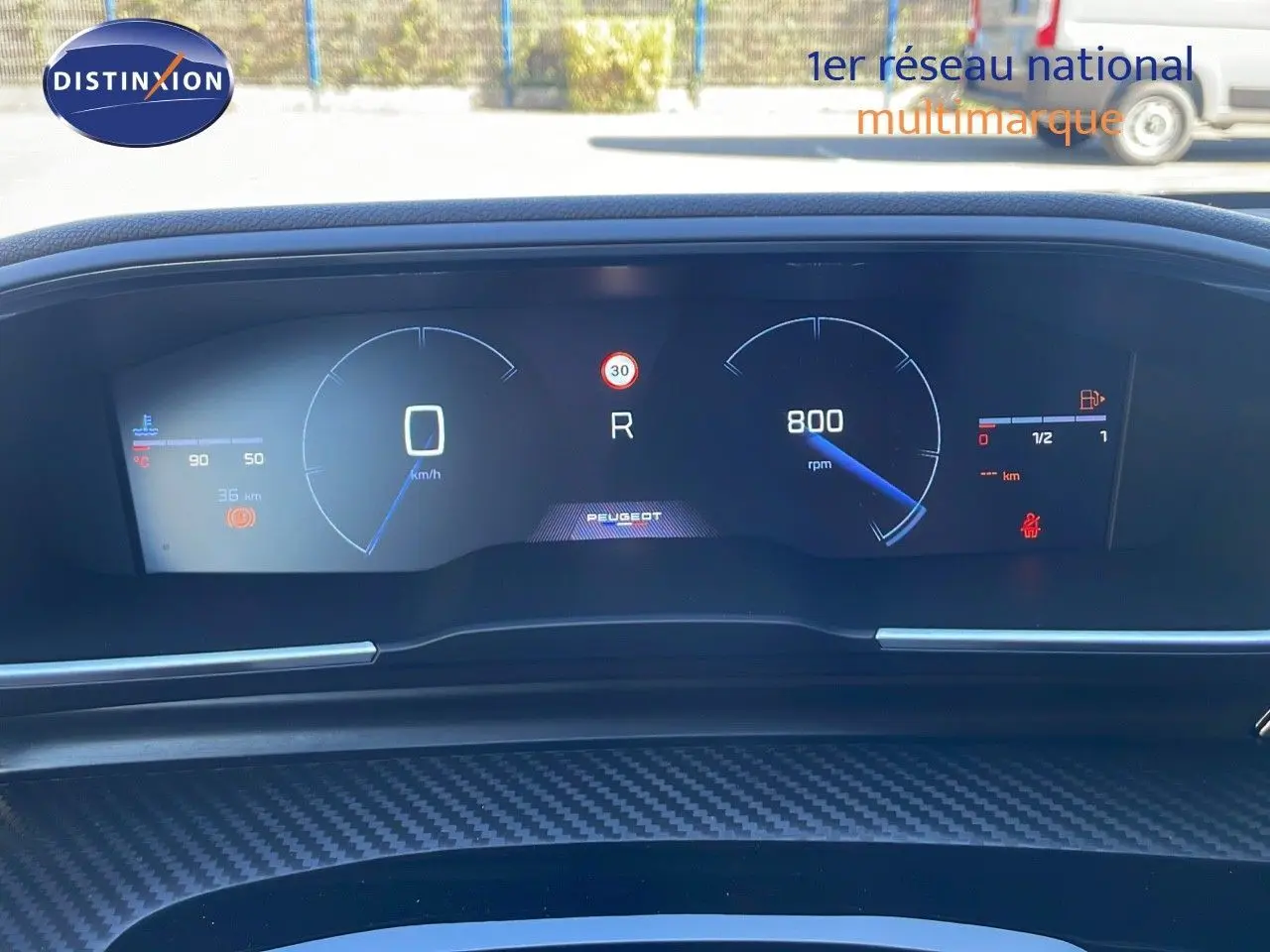 Tableau de bord numérique du Peugeot 508 SW 2024, affichant vitesse, régime moteur et indicateurs en mode stationnement.