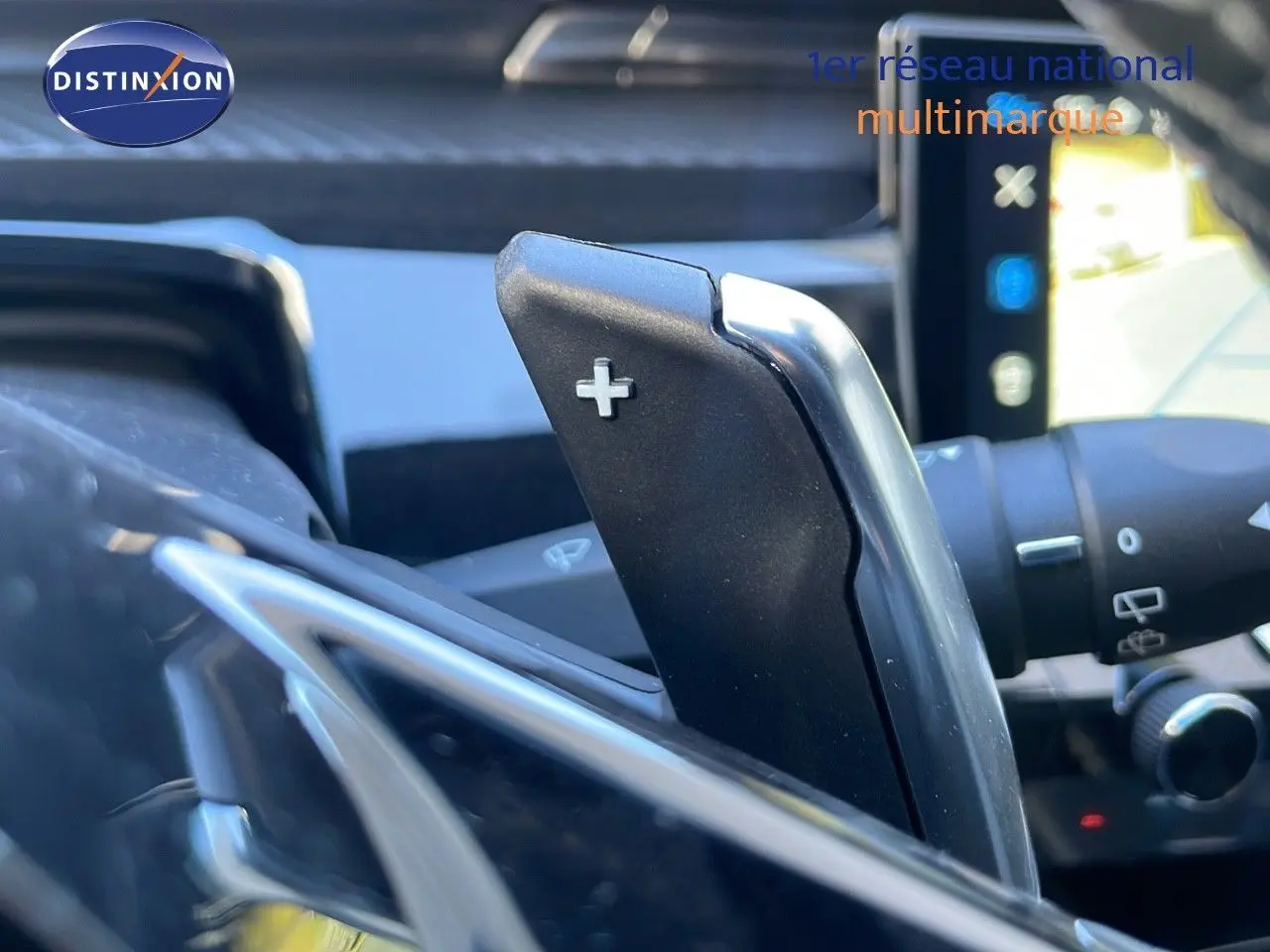 Gros plan sur la palette de changement de vitesse droite dans l'habitacle d'une Peugeot 508 SW noire 2024.