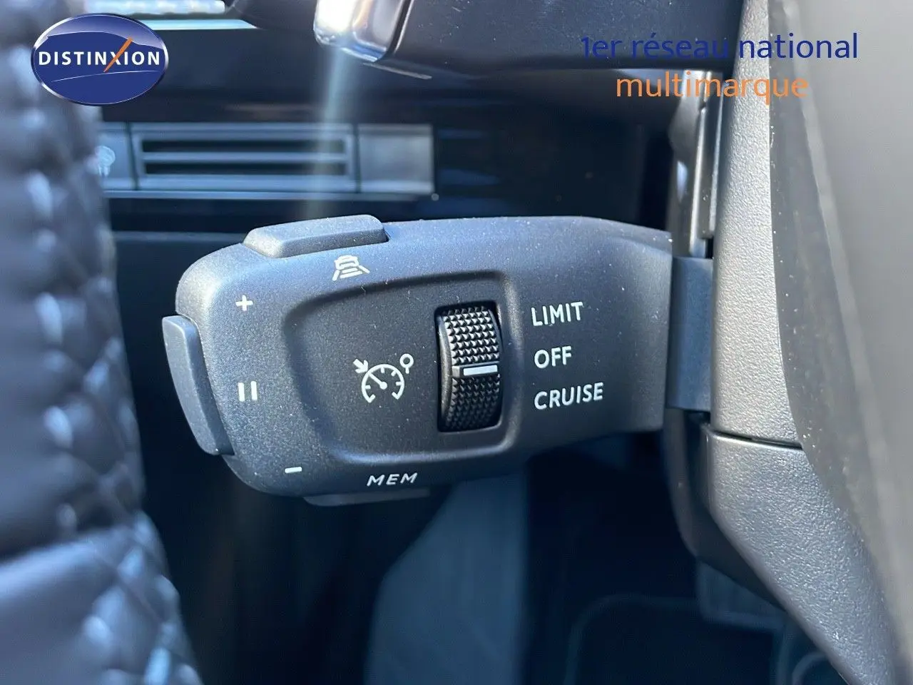 Gros plan sur la commande de régulateur de vitesse du Peugeot 508 SW noir Perla Metal, intérieur côté gauche.