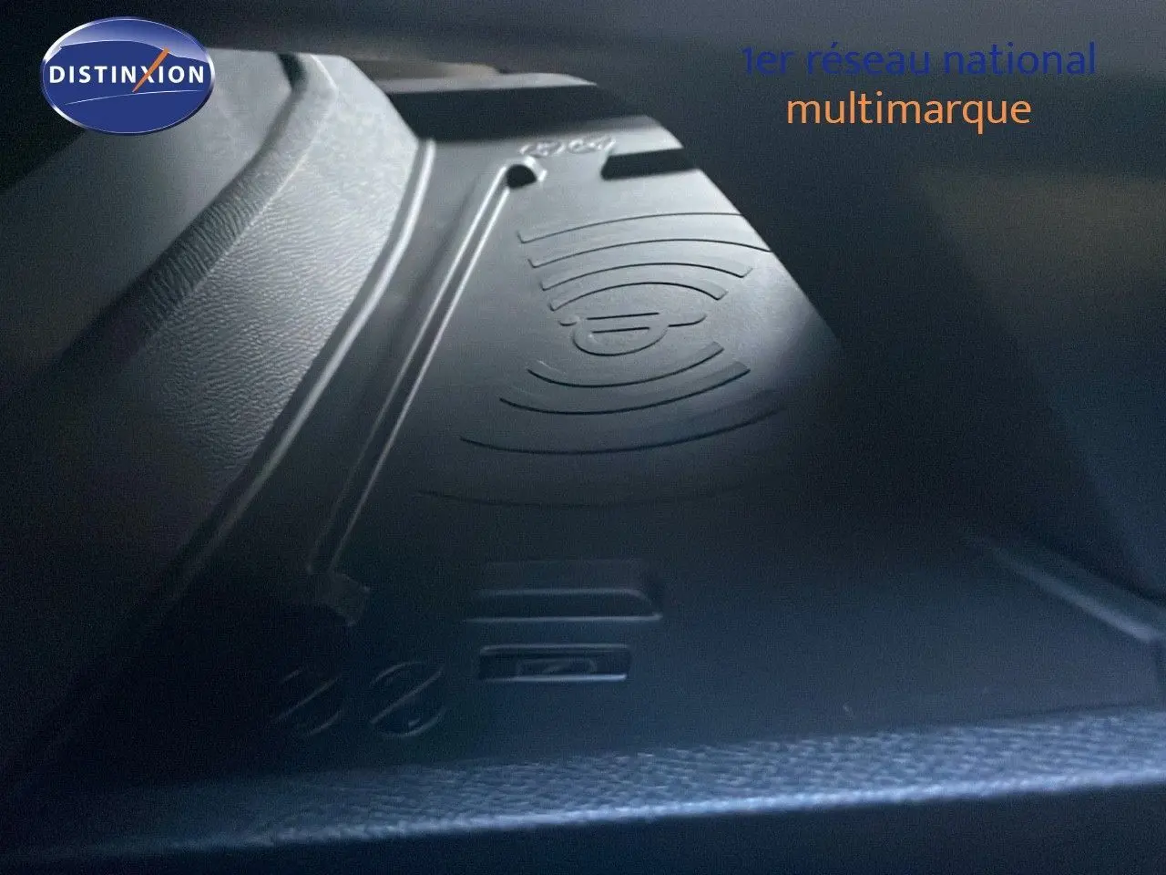 Gros plan sur le chargeur sans fil noir intégré dans l'habitacle du Peugeot 508 SW 2024.