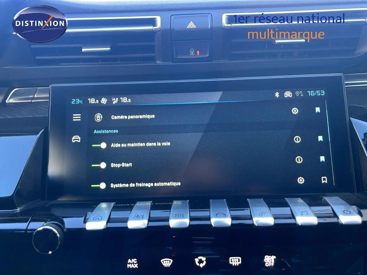 Écran tactile central affichant les assistances de conduite dans l’habitacle noir d’une Peugeot 508 SW 2024.
