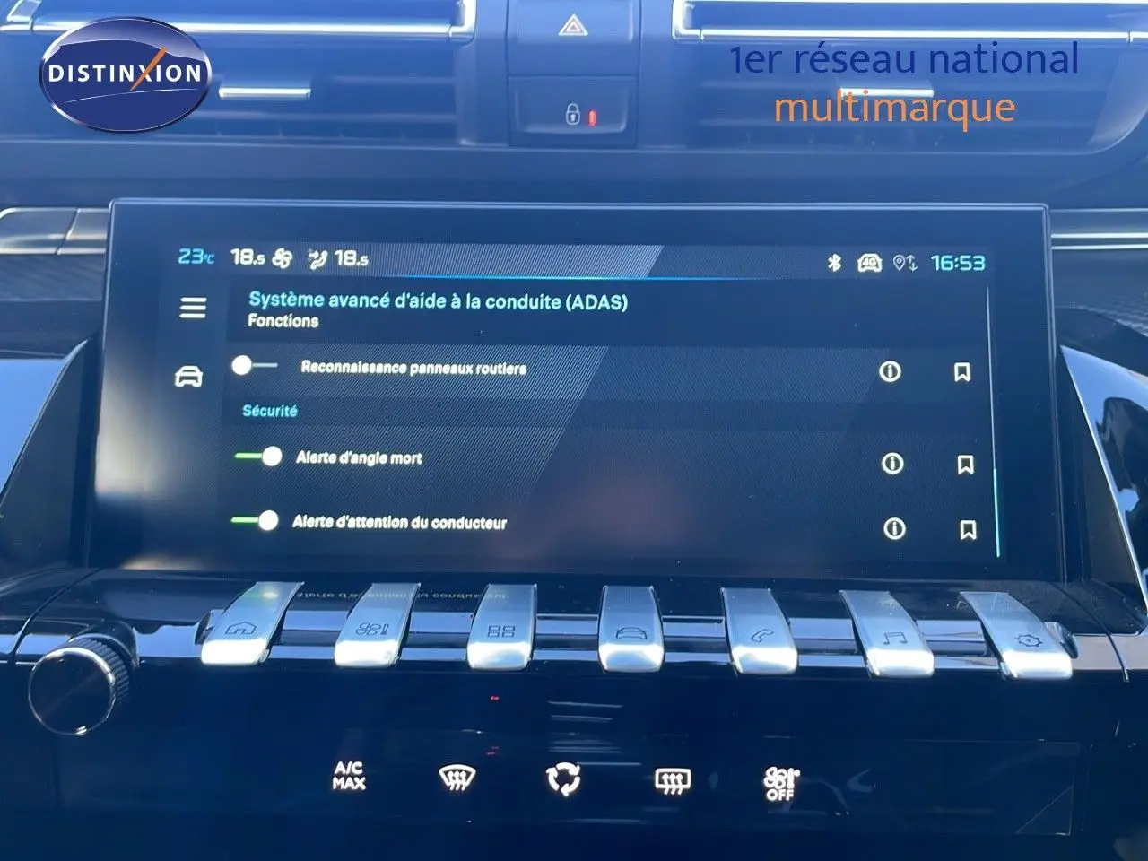 Vue rapprochée de l'écran tactile et des commandes argentées du tableau de bord d'une Peugeot 508 SW noire 2024.