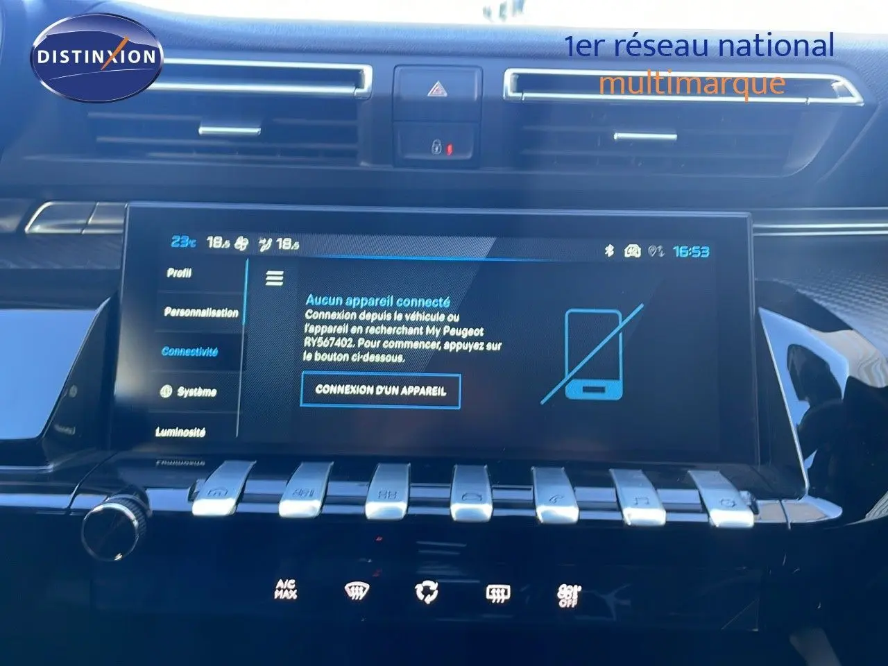 Vue rapprochée de l'écran tactile central et des commandes piano de la Peugeot 508 SW noire, affichant le menu connectivité.