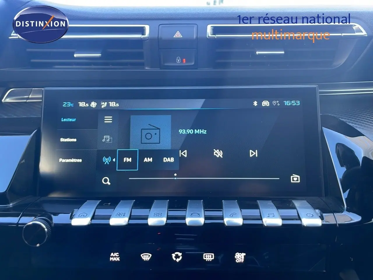 Écran tactile central de la Peugeot 508 SW 2024 noir perla metal, avec commandes multimédia et climatisation visibles.