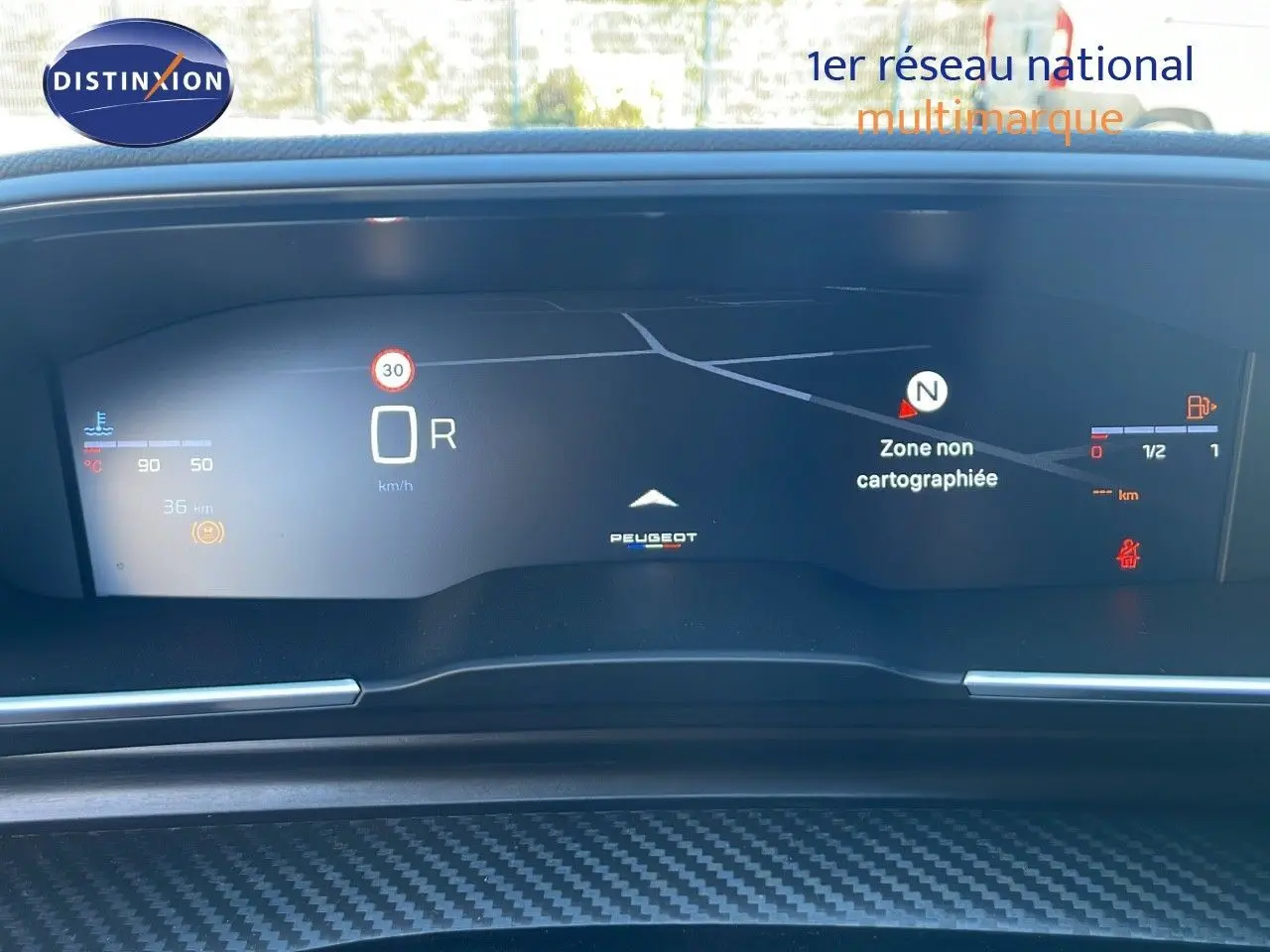 Tableau de bord numérique du Peugeot 508 SW 2024, affichant la navigation et les informations de conduite en mode recul.