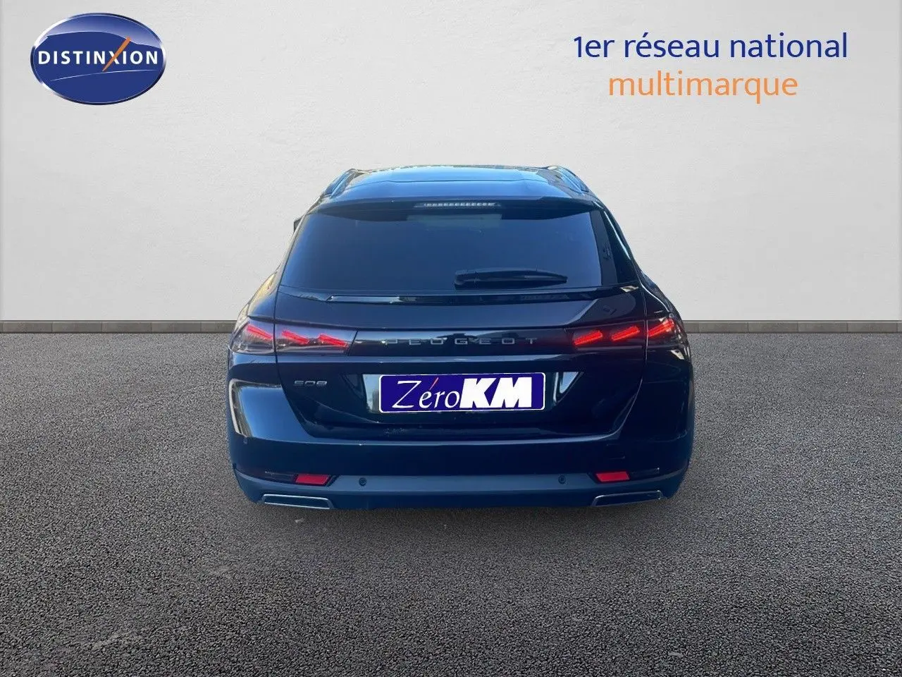 Vue arrière d'une Peugeot 508 SW noire Perla Metal avec feux LED allumés et plaque Zéro KM visible.