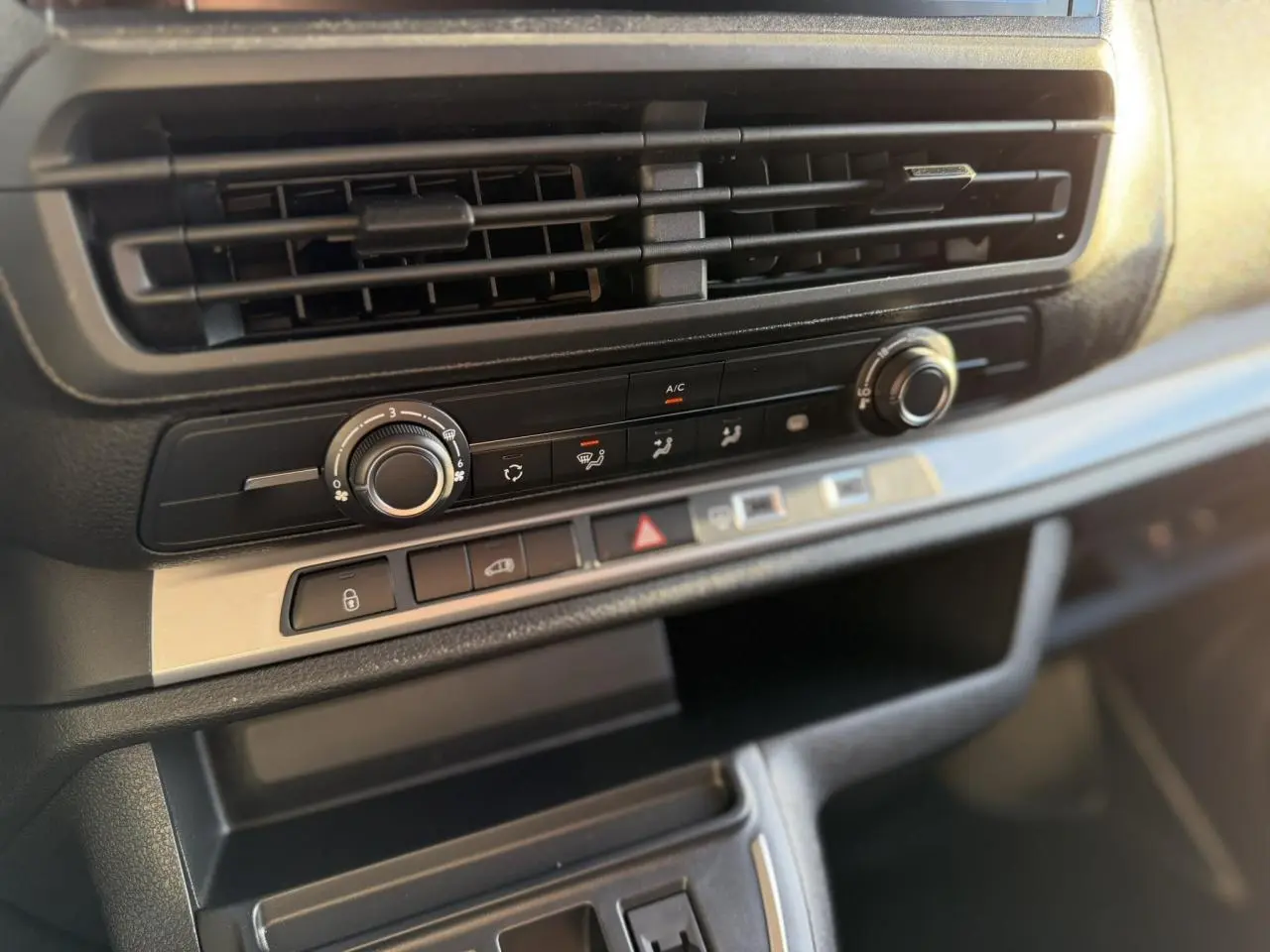 Détail du tableau de bord noir du Citroën Jumpy 2025, avec commandes de climatisation et ventilation visibles.