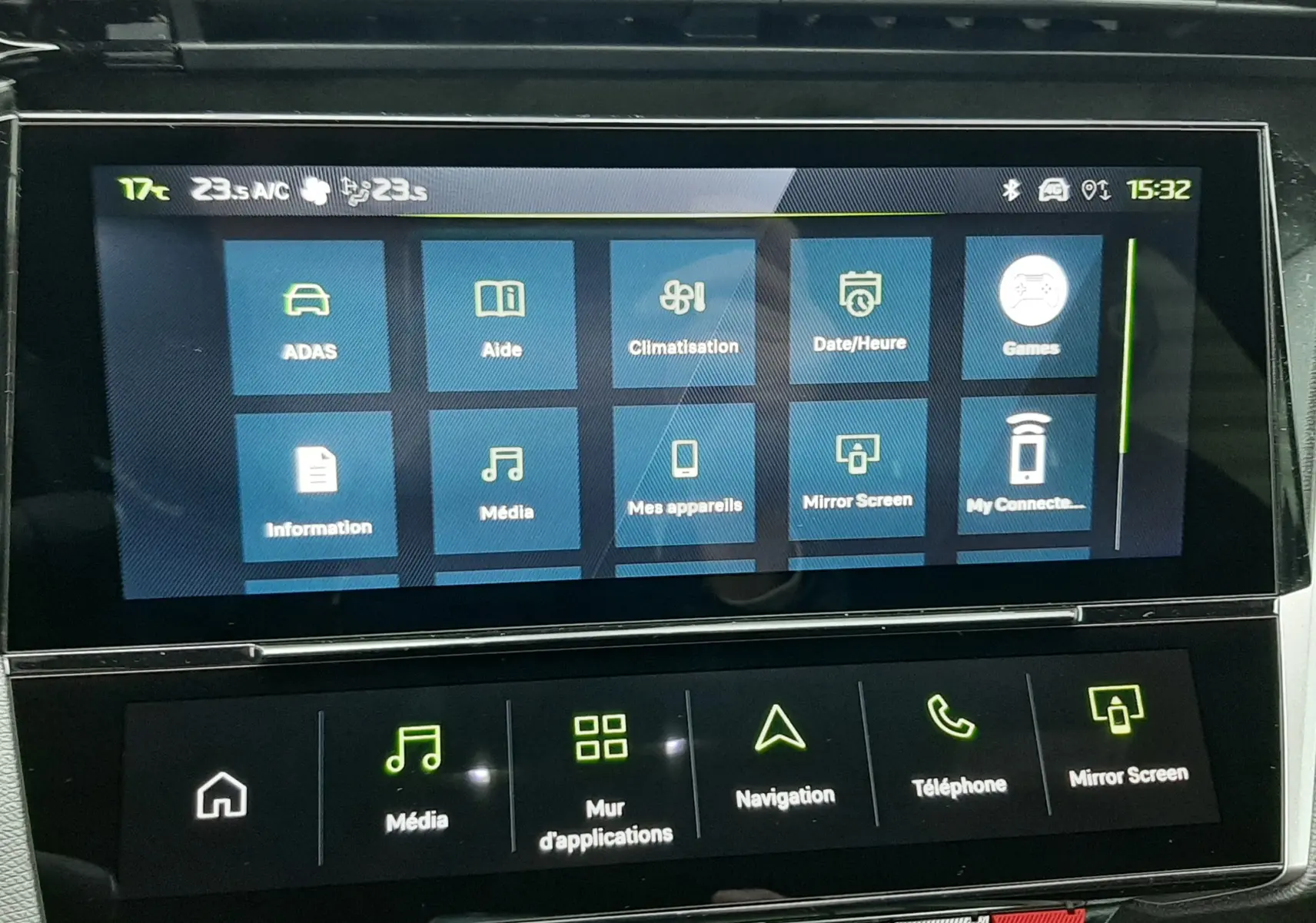 Écran tactile central de la Peugeot 308 bleu Lagoa 2025 affichant le menu multimédia et aides à la conduite.