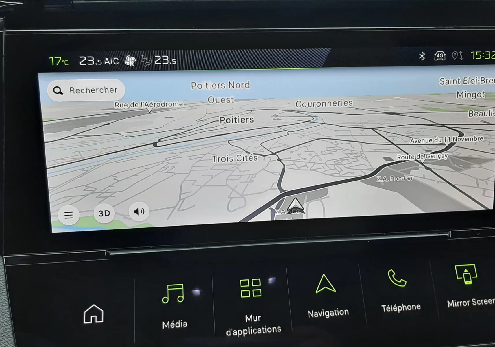 Écran tactile central de la Peugeot 308 2025 affichant la navigation sur Poitiers avec interface multimédia moderne.