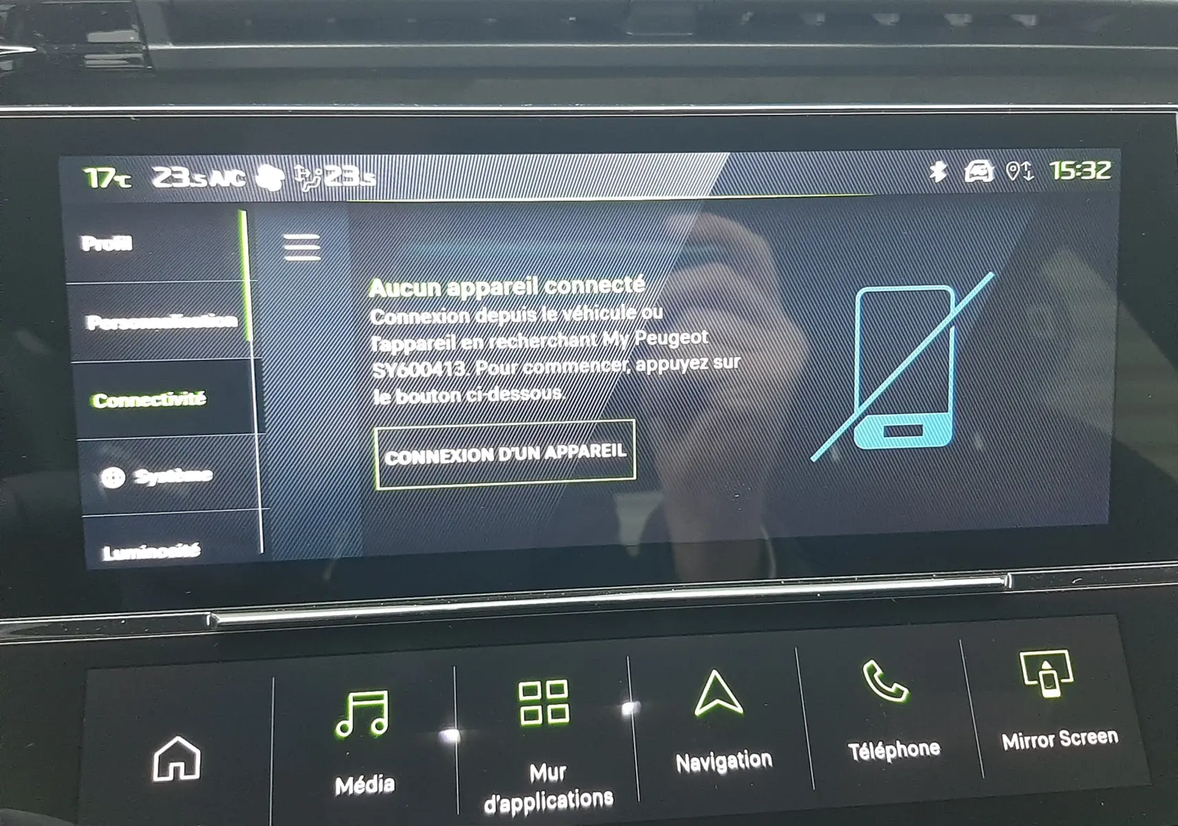 Écran tactile central de la Peugeot 308 1.2 Hybrid 145ch GT en intérieur, affichant le menu connectivité.