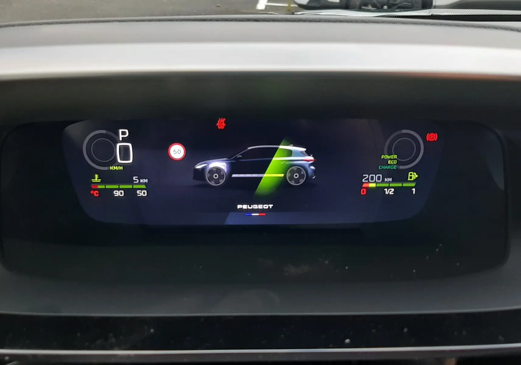 Affichage numérique du tableau de bord de la Peugeot 308 hybride 2025, montrant un véhicule bleu Lagoa en profil sur écran central.