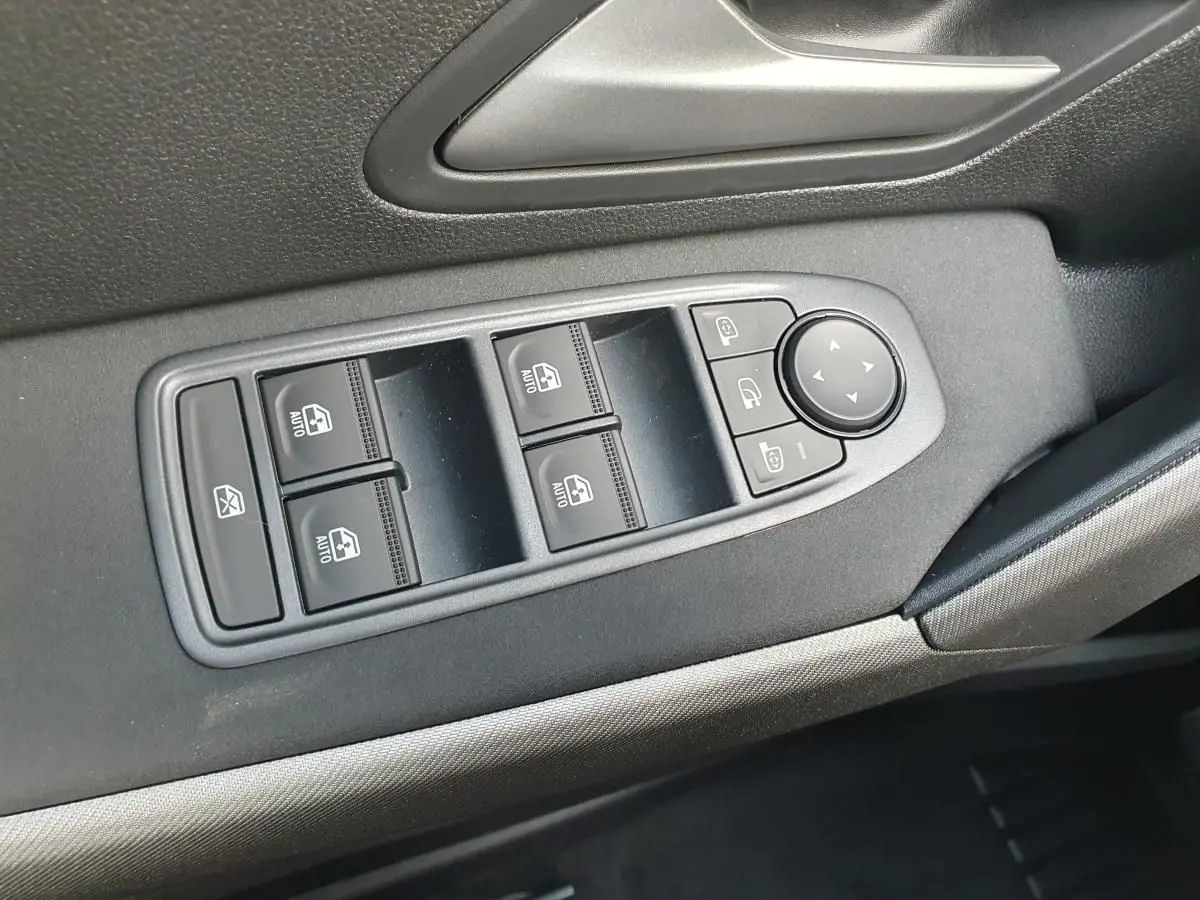 Commande des vitres et rétroviseurs sur la porte côté conducteur du Dacia Bigster bleu indigo, finition Journey 2026.