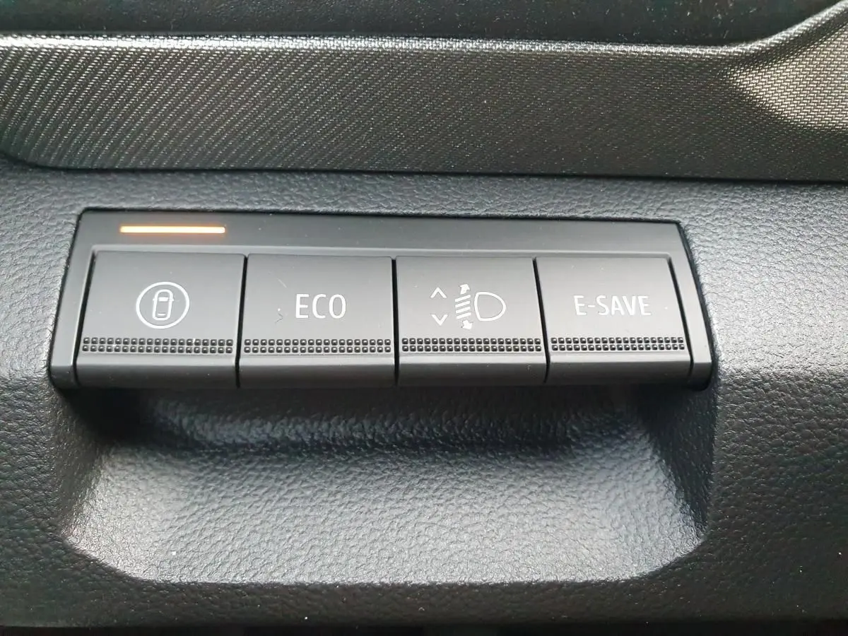 Gros plan sur les boutons de commande du tableau de bord du Dacia Bigster, avec fonction ECO et E-SAVE visibles.