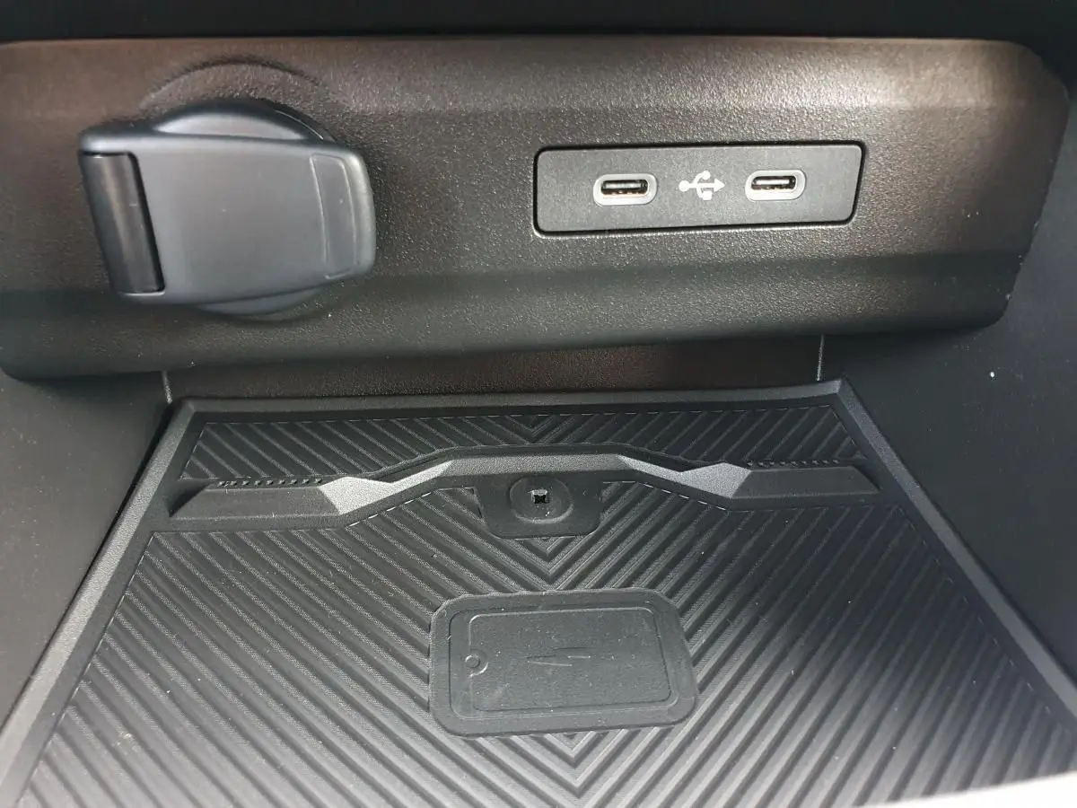 Gros plan intérieur sur les deux ports USB-C avant du Dacia Bigster, zone de rangement noire texturée.
