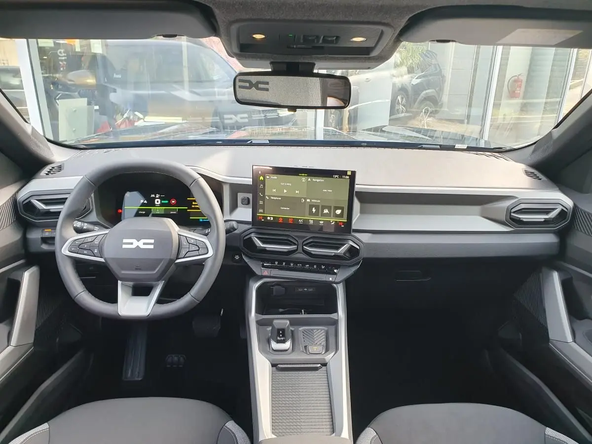 Vue intérieure avant du tableau de bord et volant du Dacia Bigster 2026 avec écran tactile et finitions noires.
