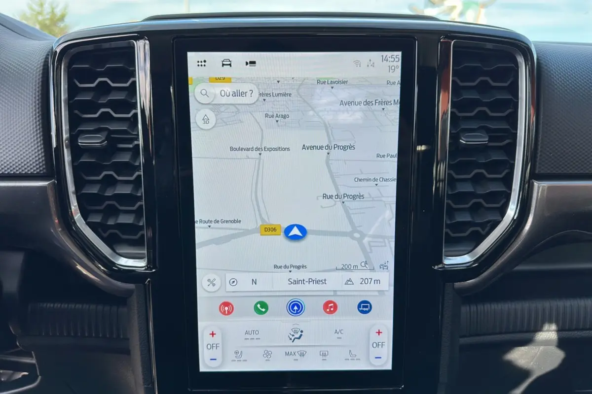 Écran tactile central du Ford Ranger 2025 affichant la navigation GPS avec interface moderne et aérations latérales noires.