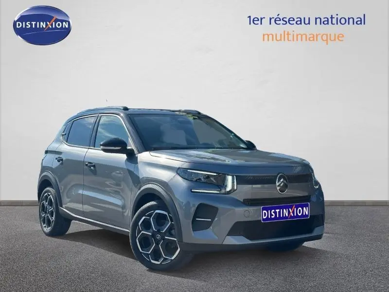 SUV Citroën C3 2025 gris en 3/4 avant droit, avec jantes noires et détails noirs sur la calandre.