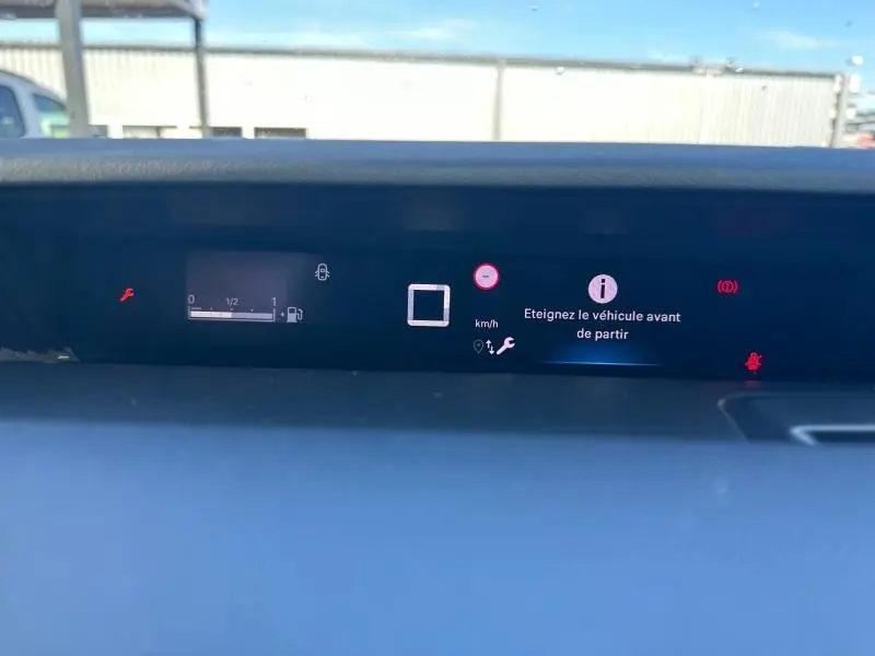 Tableau de bord numérique de la Citroën C3 1.2 Turbo 100ch MAX 2025, affichage d'alerte et jauge essence visible.
