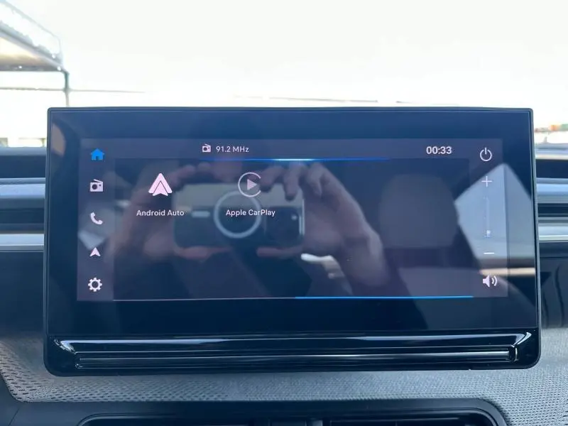 Écran tactile central du tableau de bord du Citroën C3 2025 affichant Android Auto et Apple CarPlay.