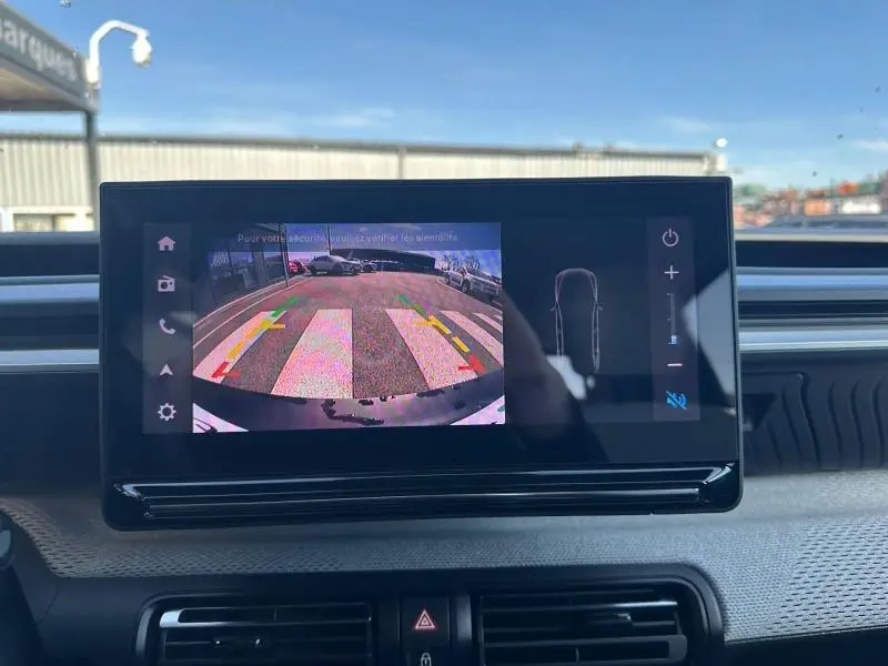 Écran central montrant la caméra de recul d'une Citroën C3 1.2 Turbo 100ch MAX noire, vue intérieure avant.