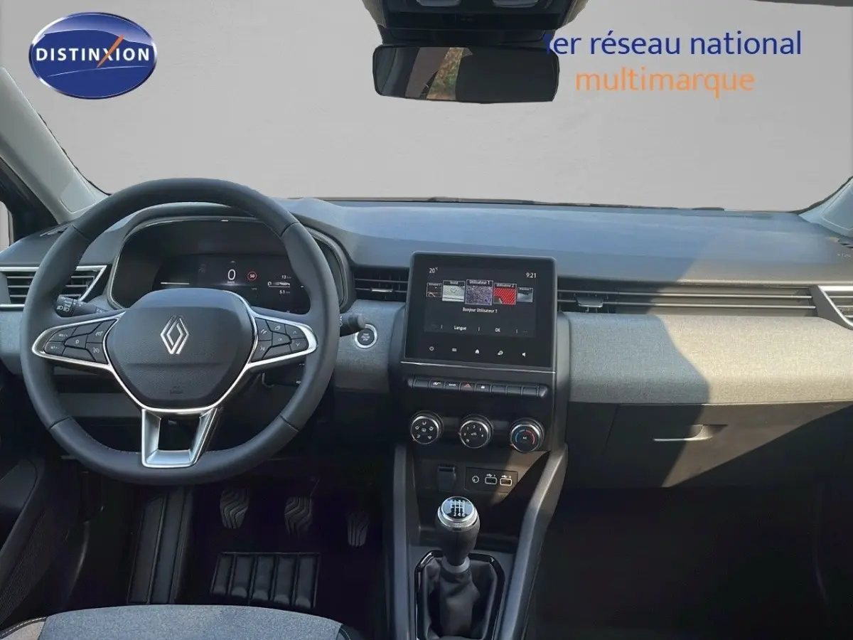 Vue intérieure avant de la Renault Clio Evolution Blue dCi 100 2025, tableau de bord avec écran tactile et boîte manuelle.