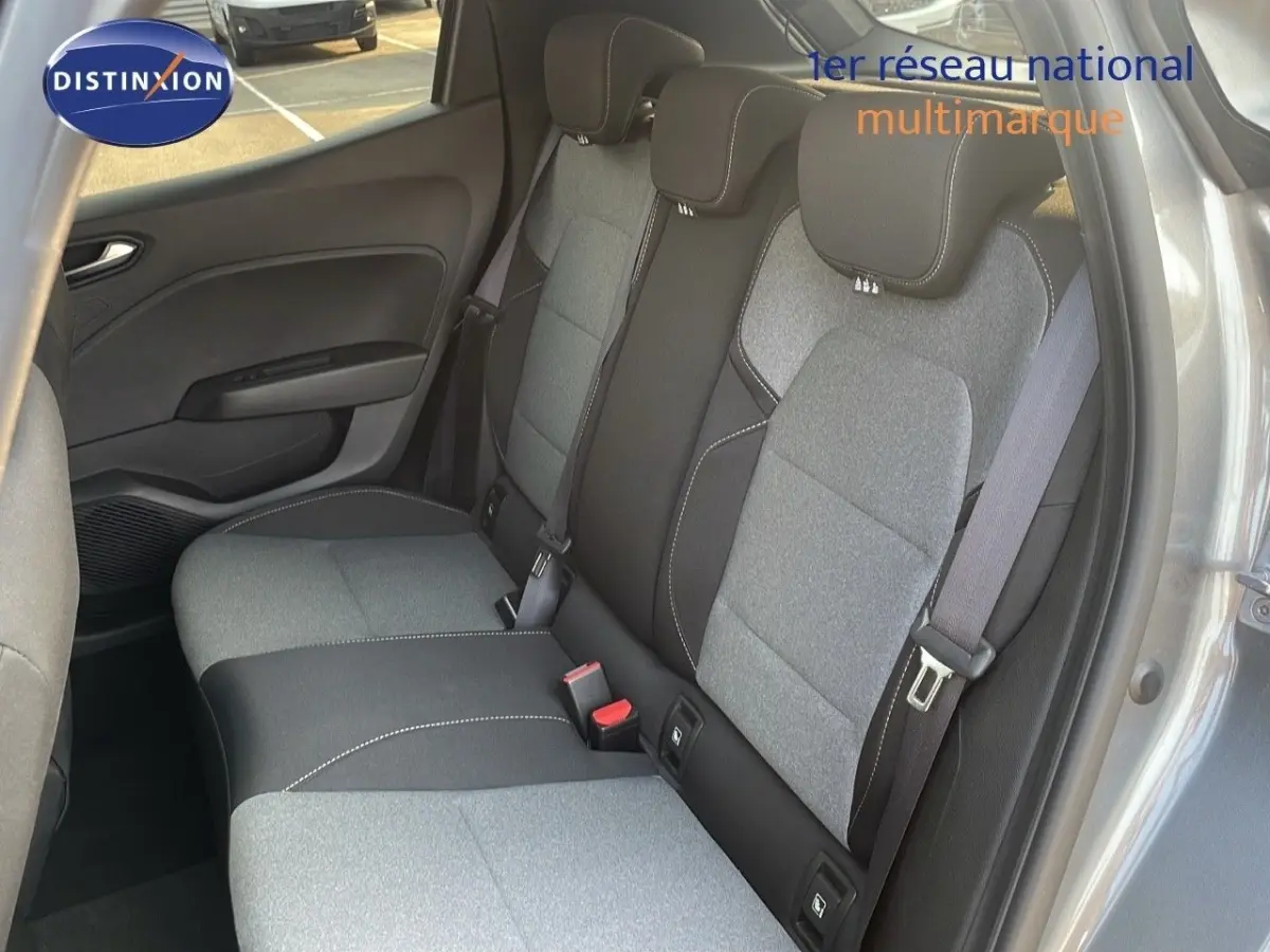 Vue côté droit sur la banquette arrière grise et noire de la Renault Clio Evolution Blue dCi 100 2025 avec ceintures de sécurité.