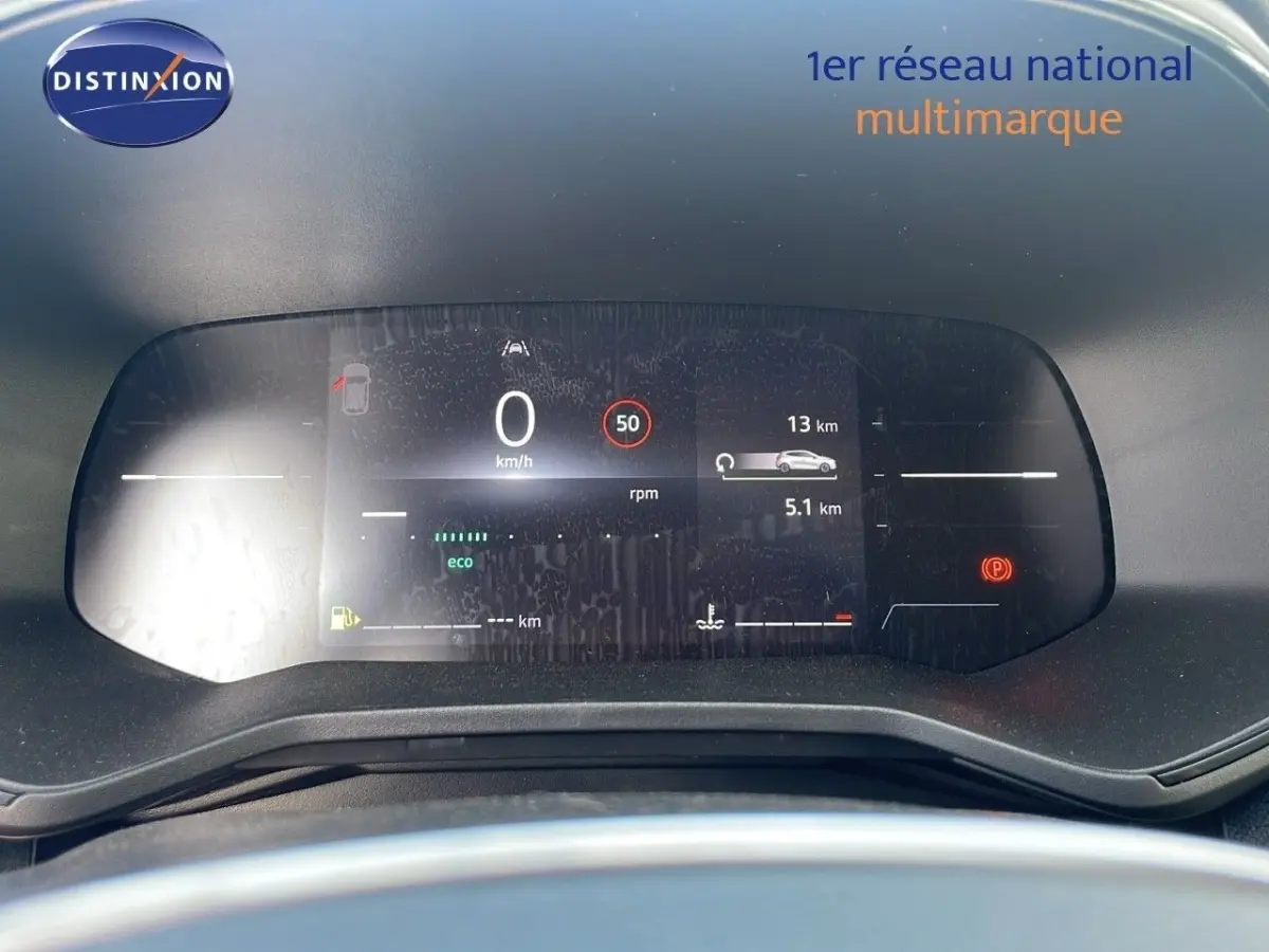 Vue rapprochée du combiné d'instruments numérique de la Renault Clio Evolution Blue dCi 100, affichage multifonctions allumé.