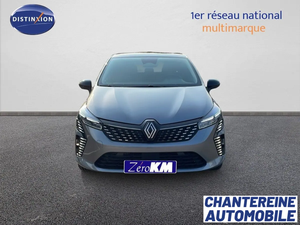 Vue frontale d'une Renault Clio Evolution Blue dCi 100 gris métallisé avec feux LED et calandre moderne sur fond neutre.
