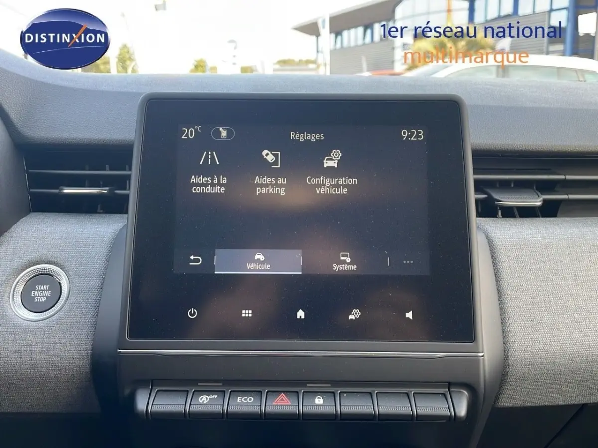 Vue intérieure centrée sur l'écran tactile multifonctions de la Renault Clio Evolution Blue dCi 100, tableau de bord gris.