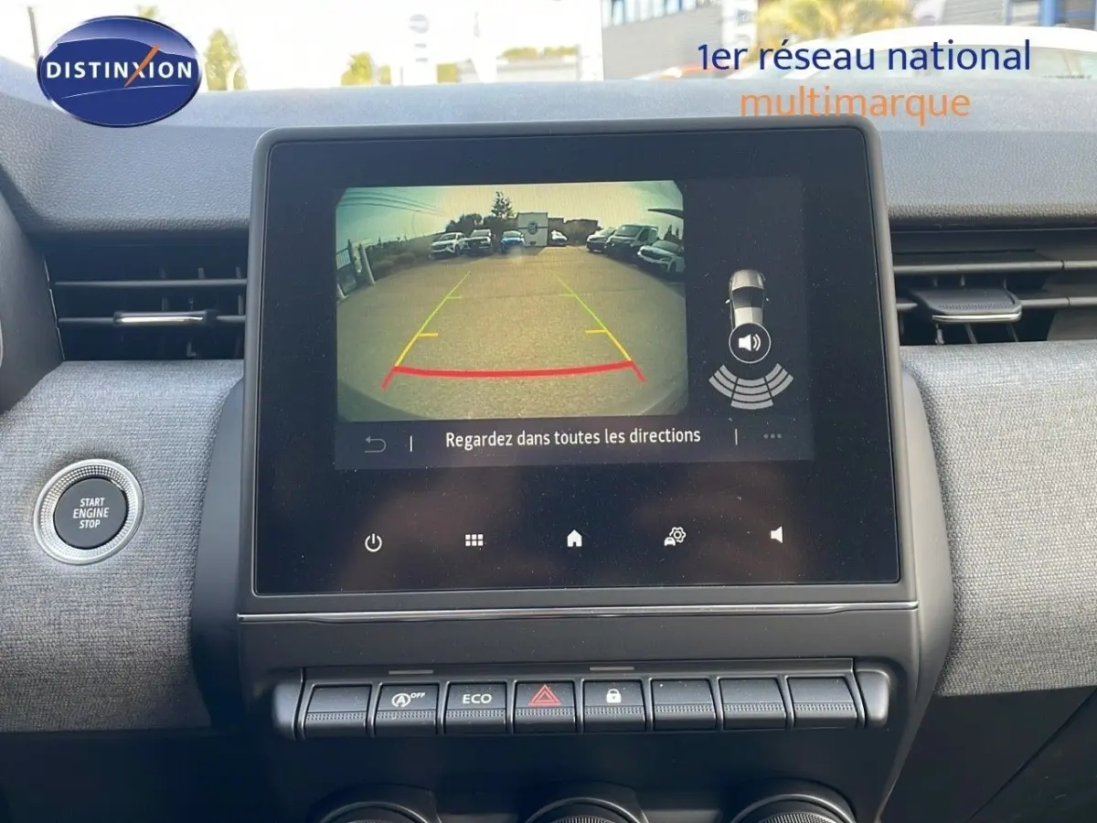 Vue rapprochée de l’écran tactile central affichant la caméra de recul dans l’habitacle gris d’une Renault Clio 2025.