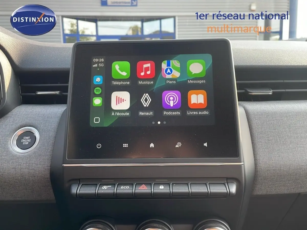 Vue rapprochée de l’écran tactile central de la Renault Clio Evolution Blue dCi 100, avec interface Apple CarPlay visible.