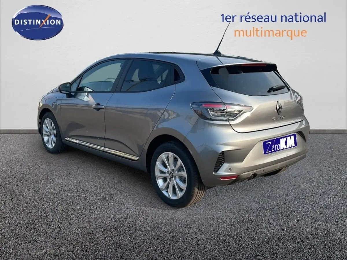 Vue 3/4 arrière droite d'une Renault Clio gris métallisé avec feux arrière LED et jantes alliage.